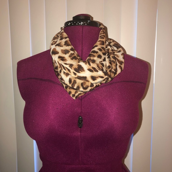 Leopard Scarf - Picture 2 of 5